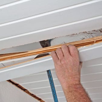 Slätt innertak: Knacka in ett stämjärn eller en kofot Slätt innertak: Knacka in ett stämjärn eller en kofot